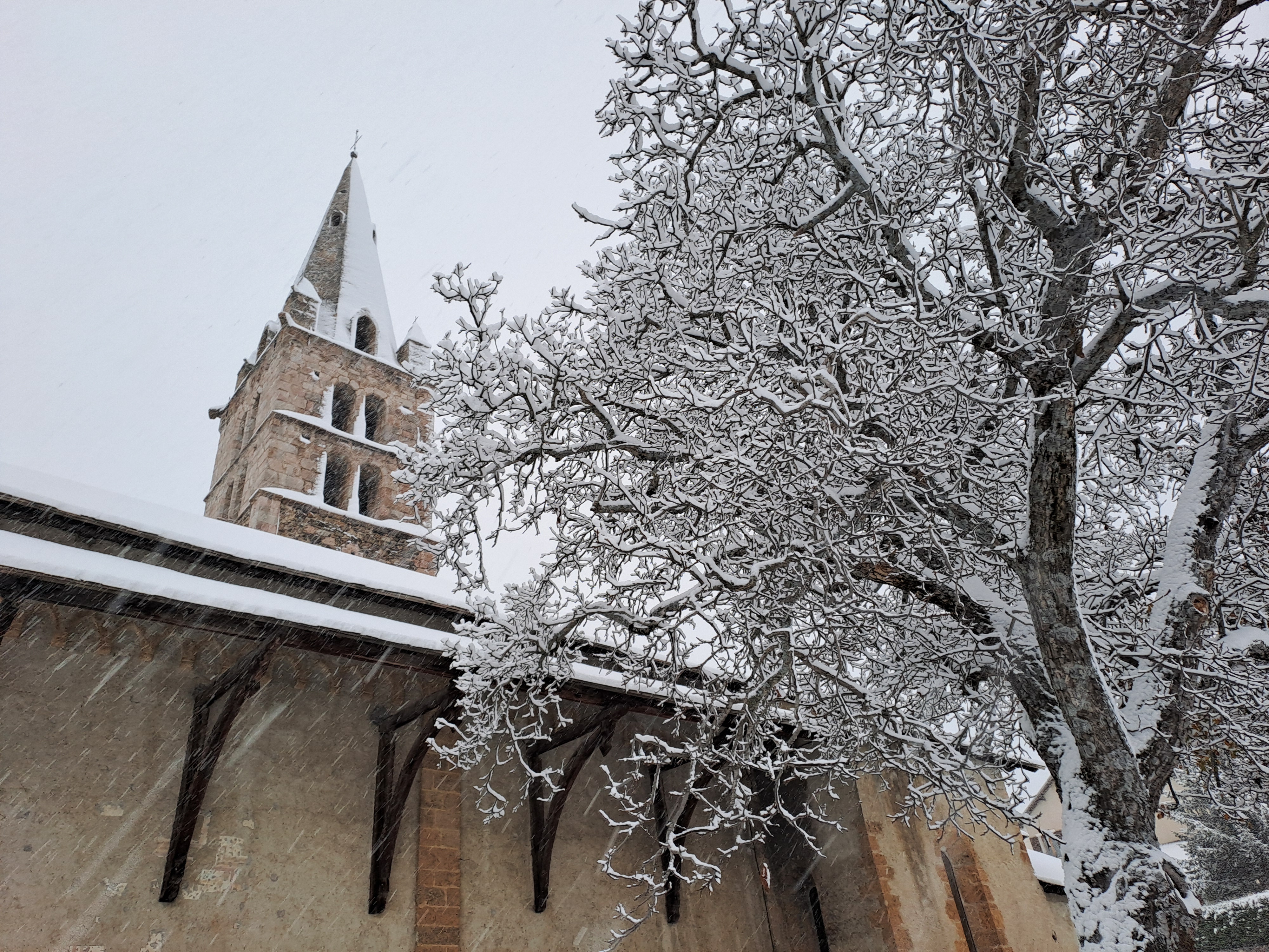 Neige sur église st sauveur