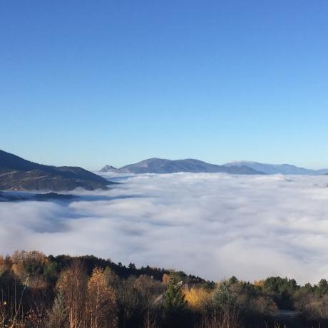 Saint-Sauveur dominant le brouillard